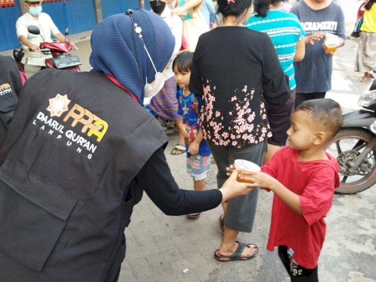 PPPA Daarul Qur’an Lampung Rutin Gelar Aksi Berbagi Takjil dan Paket Buka Puasa