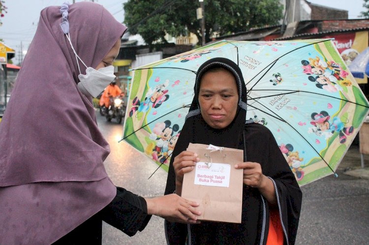 PPPA Daarul Qur'an Surabaya Berbagi Takjil Buka Puasa untuk warga sekitar.