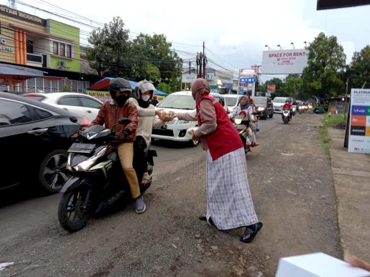 PPPA Daarul Quran Cirebon Berbagi Takjil dan Makanan On The Road