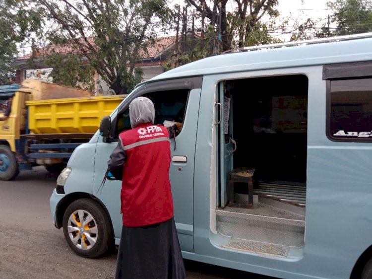 PPPA Daarul Quran Cirebon Berbagi Takjil dan Makanan On The Road