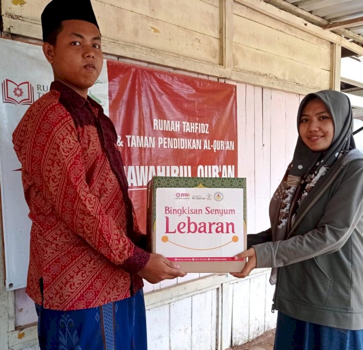 PPPA Daarul Qur'an Semarang dan Himatika UPGRIS Bagikan Bingkisan Lebaran untuk Guru Ngaji