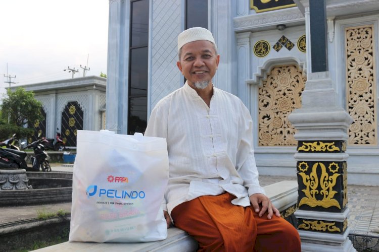 PT Pelindo Cirebon dan PPPA Daarul Qur'an Cirebon Salurkan Bantuan Sembako untuk Ustadzah Robiah