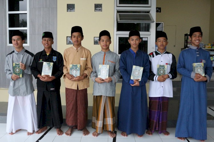 PPPA Daarul Qur'an Cirebon Salurkan Mushaf Qur'an Amanah Donatur