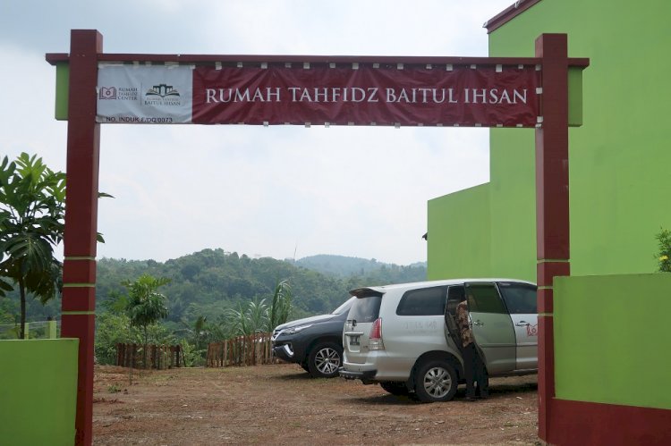 Penandatannganan dan Penyerahan Akta Ikrar Wakaf untuk Rumah Tahfidz Baitul Ikhsan Cianjur