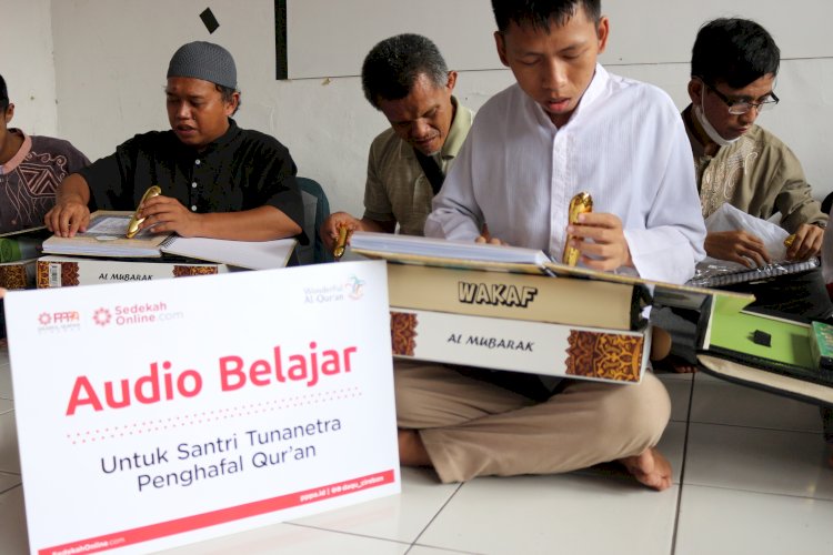 PPPA Daarul Qur'an Cirebon Salurkan Al-Qur'an Braile Audio untuk Santri Tunanetra