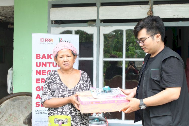 Dampingi Warga Terdampak Erupsi Gunung Semeru, PPPA Daarul Qur'an Surabaya Salurkan Bantuan untuk Lansia dan Dhuafa