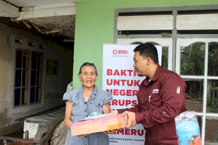 Dampingi Warga Terdampak Erupsi Gunung Semeru, PPPA Daarul Qur'an Surabaya Salurkan Bantuan untuk Lansia dan Dhuafa