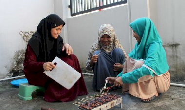 Kebersamaan Santri Menyantap Sate Bersama