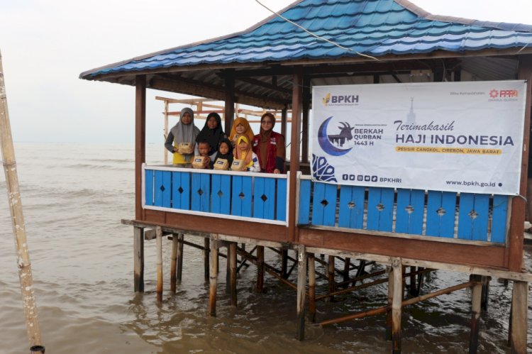 PPPA Daarul Qur'an Cirebon Bersama BPKH Distribusikan 10 Ekor Kambing di Pesisir Cirebon