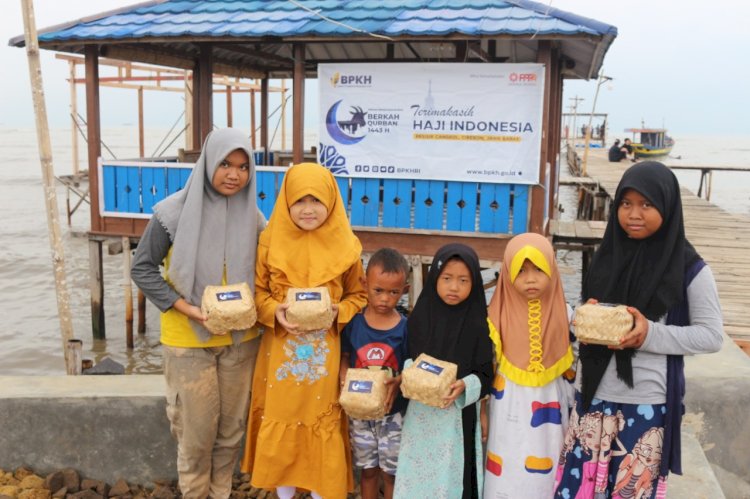 PPPA Daarul Qur'an Cirebon Bersama BPKH Distribusikan 10 Ekor Kambing di Pesisir Cirebon