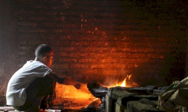 Kisah Perjuangan Santri Rumah Tahfidz Nurul Qur’an: Bersahabat dengan Asap Dapur dan Kayu Bakar 