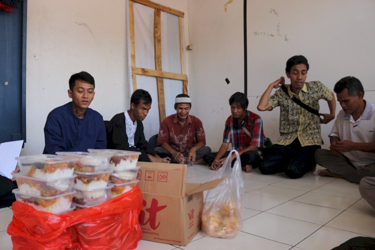 PPPA Daarul Qur'an Cirebon Berbagi Hidangan Makan untuk Komunitas Tunanetra