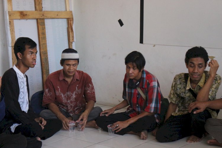 PPPA Daarul Qur'an Cirebon Berbagi Hidangan Makan untuk Komunitas Tunanetra