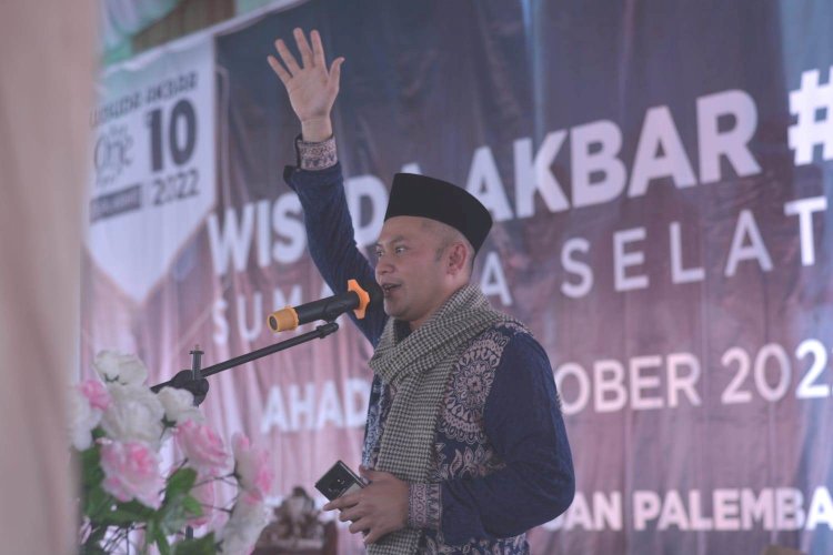 Ustadz Anwar Sani Kagum dengan Kemeriahan Wisuda Akbar ke-10 di Palembang
