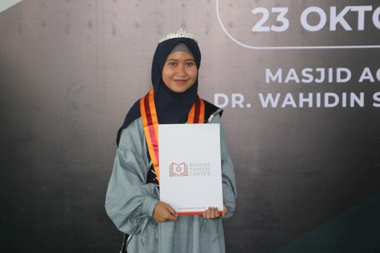 Vika, Salah Satu Wisudawati Terbaik Wisuda Akbar 10 Yogyakarta yang Menghafal Qur'an Saat Sakit