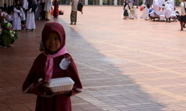 Dukungan Donatur Titipkan Paket Makanan untuk Santri Wisuda Akbar 10