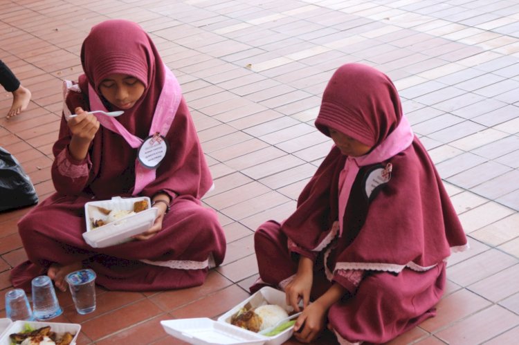Dukungan Donatur Titipkan Paket Makanan untuk Santri Wisuda Akbar 10