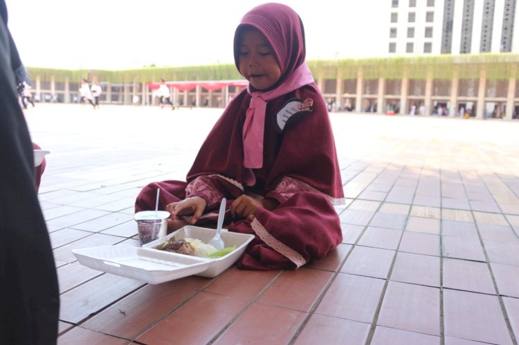 Dukungan Donatur Titipkan Paket Makanan untuk Santri Wisuda Akbar 10