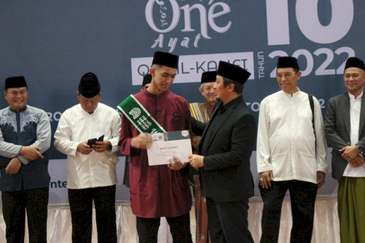 Wisudawan Terbaik Wisuda Akbar 10 Perwakilan Wilayah III Cirebon