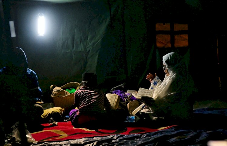 Korban Gempa Cianjur Tetap Membaca Al-Qur'an di Tenda Pengungsian