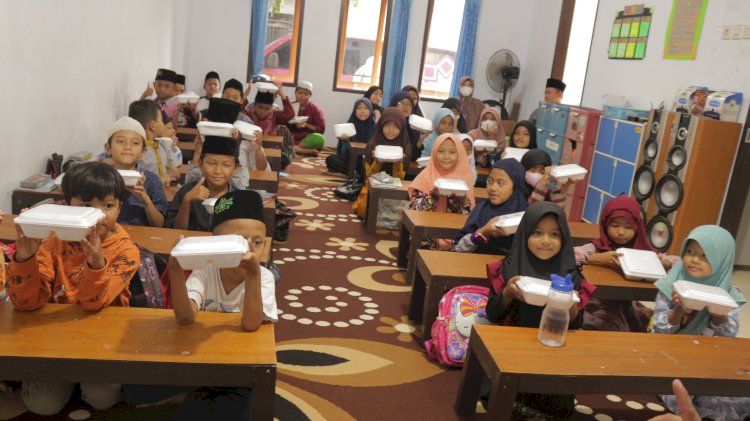 PPPA Daarul Qur'an Cirebon Berbagi Hidangan Makan Untuk Santri Tahfidz
