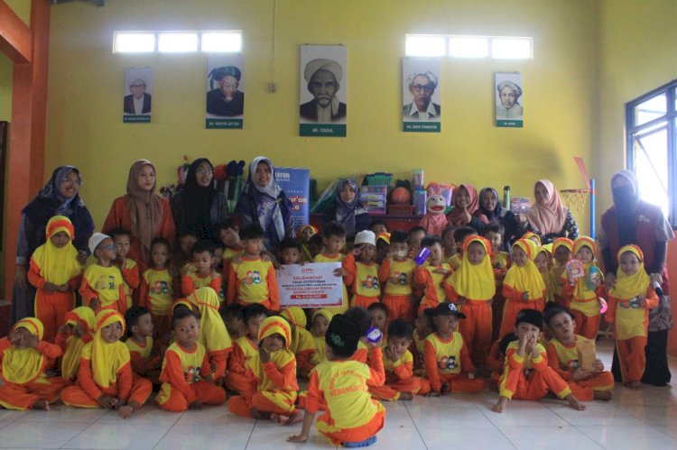 Ajarkan Kepdulian, Paud Attoyyibah Ungaran Salurkan Bantuan Bencana Cianjur melalui PPPA Daarul Qur’an Semarang