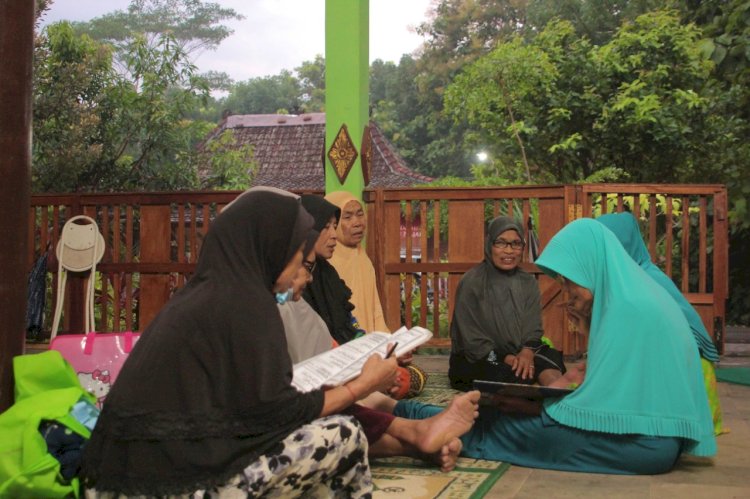 Ustadzah Nur Kusumah dan 32 Santri Lansianya di Rumah Tahfizh Sabilunnajah Yogyakarta
