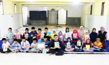 Berbagi Alat Tulis untuk Santri Kampung Qur'an Bromo