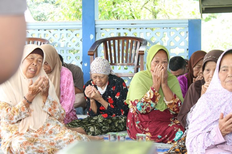 Doa Bersama dan Berbagi Bingkisan untuk Lansia di Villa Biru Trawas
