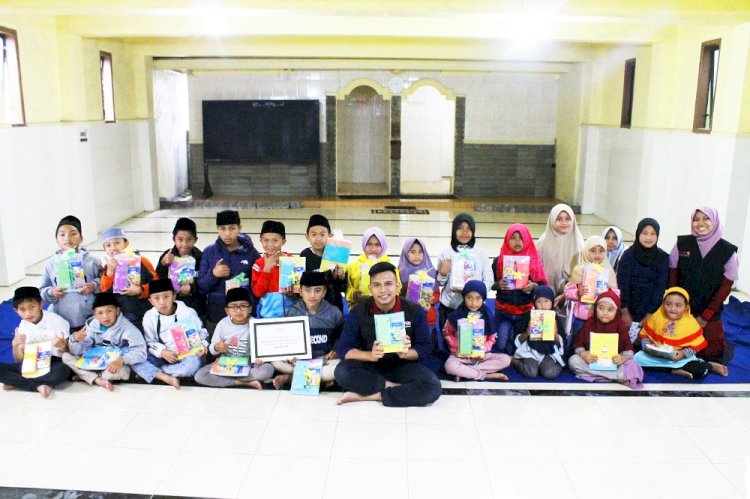Berbagi Alat Tulis untuk Santri Kampung Qur'an Bromo