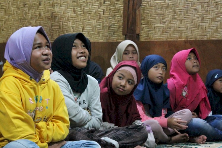 Berbagi Alat Tulis untuk Santri Kampung Qur'an Bromo