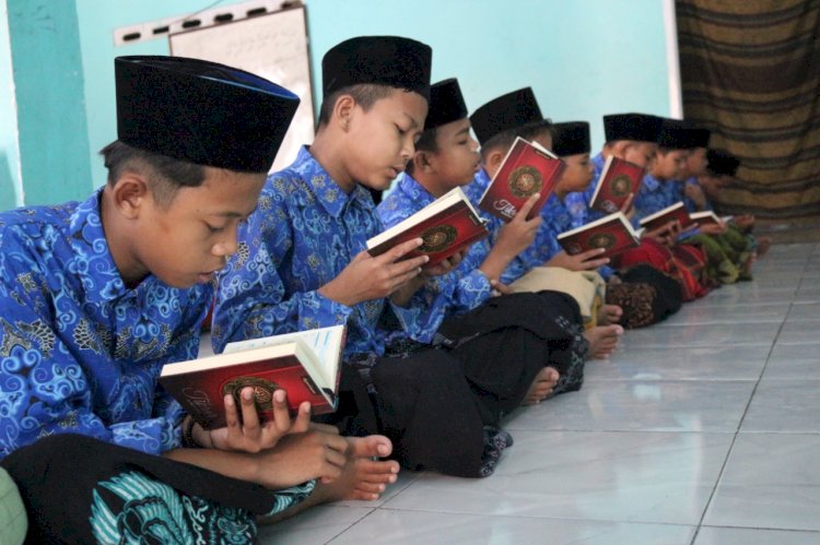 Penyaluran Mushaf Al-Qur'an untuk Siswa SMK Benteng Pancasila