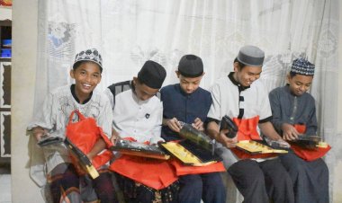 Senyum Bahagia Santri Rumah Tahfizh Saat Terima Perlengkapan Sholat Baru