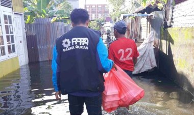 PPPA Daarul Qur'an Sulsel Berbagi Makanan untuk Penyintas Banjir Makassar