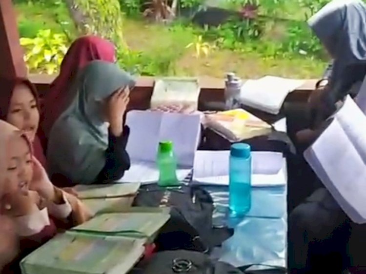 Melihat Kegiatan Ngaji Outdoor Santri Kampung Qur'an Lembanna