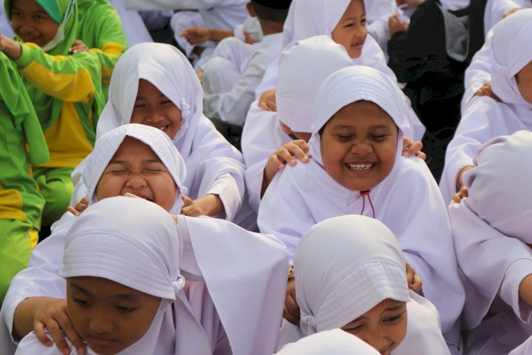 Senyum Ratusan Siswa Madrasah Saat Aksi Mobile Qur'an PPPA Daarul Qur'an Cirebon
