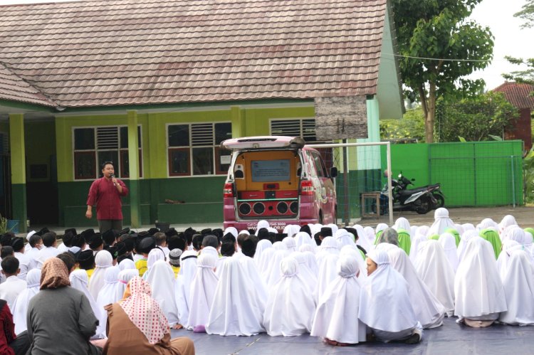 Senyum Ratusan Siswa Madrasah Saat Aksi Mobile Qur'an PPPA Daarul Qur'an Cirebon