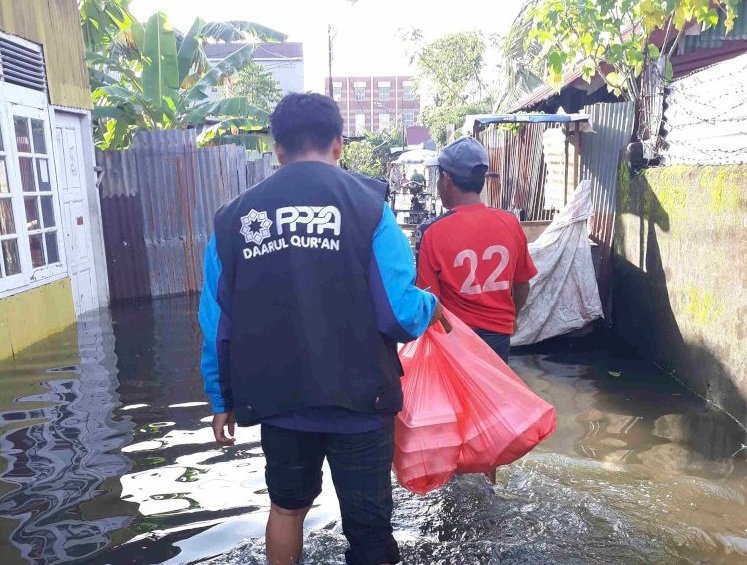 PPPA Daarul Qur'an Sulsel Berbagi Makanan untuk Penyintas Banjir Makassar