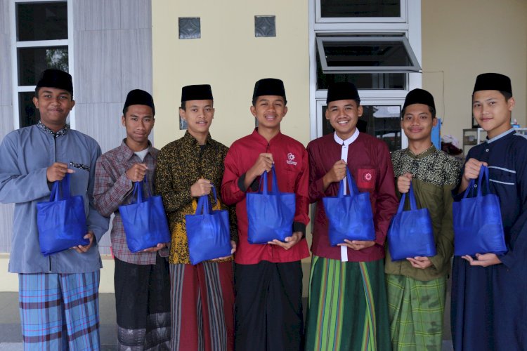 Mandiri Youngsters Cirebon Salurkan Bingkisan untuk Santri Penghafal Qur’an