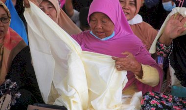 Mukena Baru Untuk 100 Pejuang UMKM Masjid Al-Falah Sragen