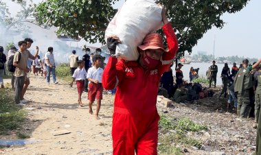 Tim Kasih Ikut Bersihkan Sampah di Pantai Teluk Labuan