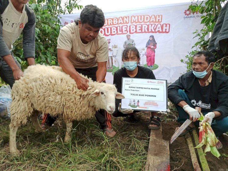 Momen Qurban untuk Warga Desa Kutambelin di Lereng Gunung Sinabung