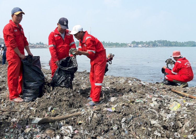 Tim Kasih Ikut Bersihkan Sampah di Pantai Teluk Labuan