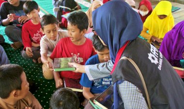 Mushaf Al-Qur’an dan Sajadah Karpet Baru untuk Sekolah Alam Bengawan Solo