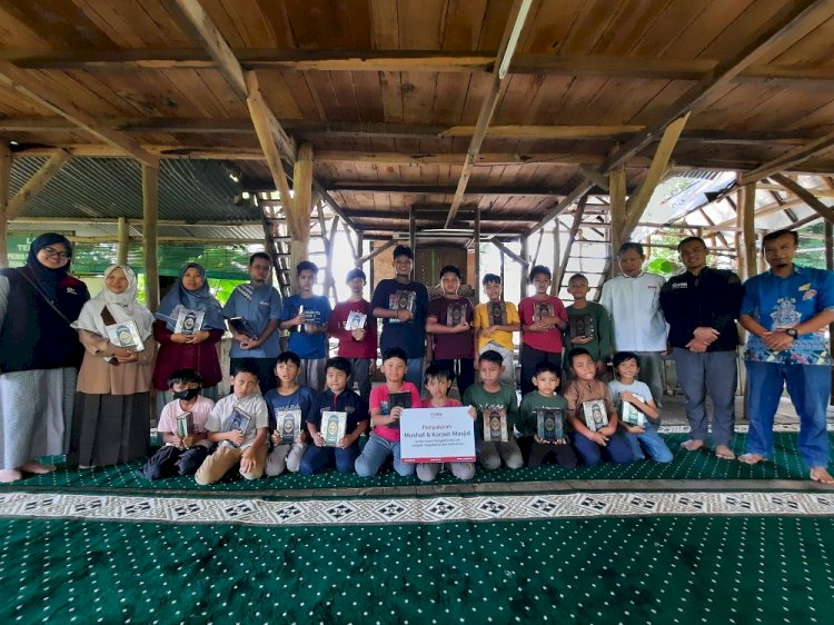 Mushaf Al-Qur’an dan Sajadah Karpet Baru untuk Sekolah Alam Bengawan Solo 