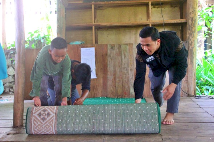 Mushaf Al-Qur’an dan Sajadah Karpet Baru untuk Sekolah Alam Bengawan Solo 