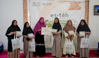 Bingkisan Qurban EsTeh Indonesia untuk Para Pemetik Teh di Puncak Bogor