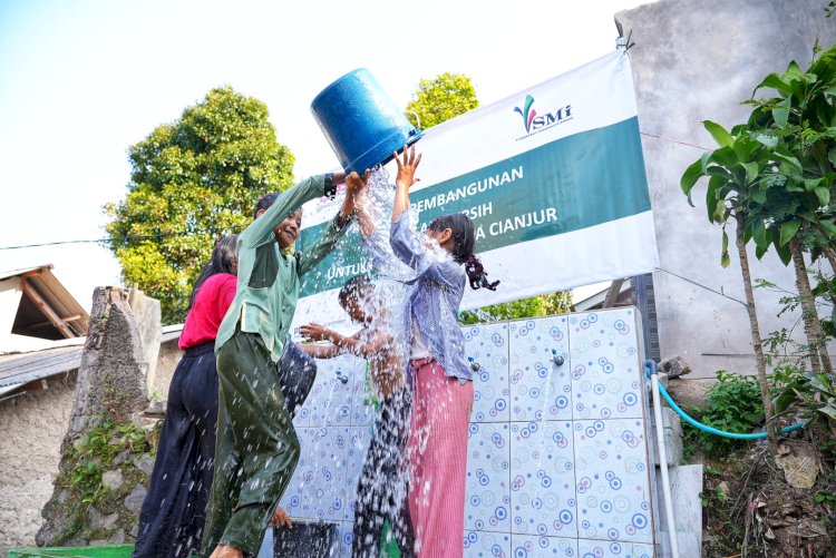 Momen Keceriaan Anak-anak di Cianjur Mendapat Air Bersih
