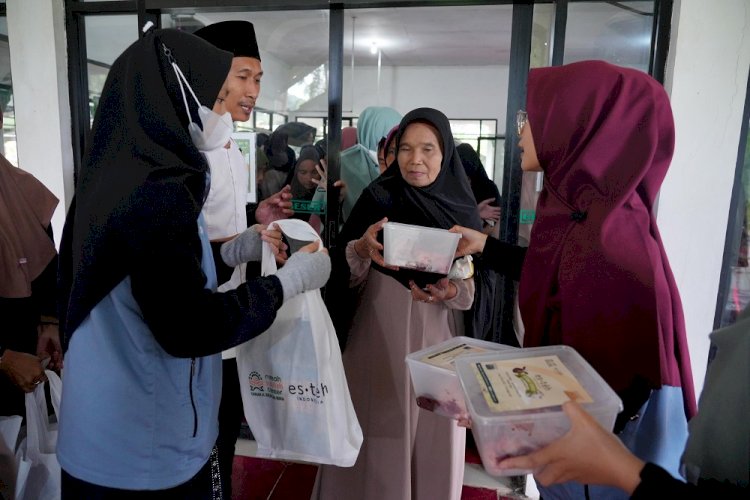 Bingkisan Qurban EsTeh Indonesia untuk Para Pemetik Teh di Puncak Bogor