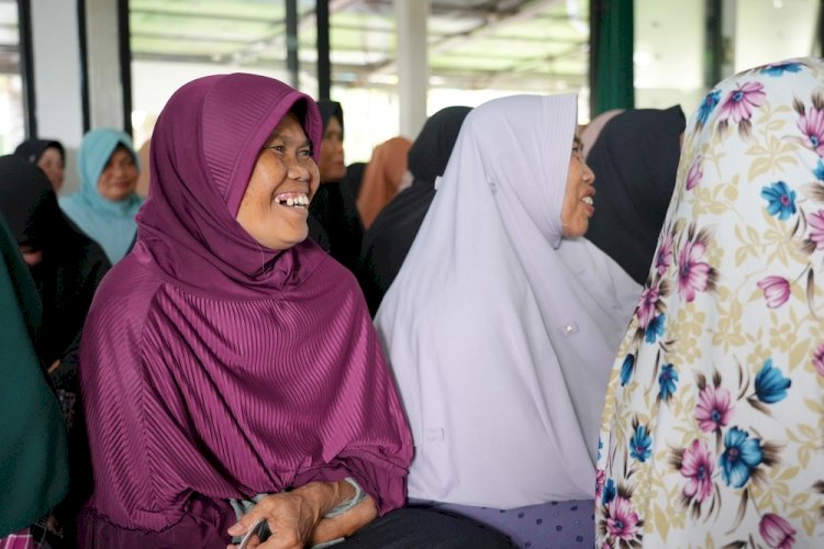 Bingkisan Qurban EsTeh Indonesia untuk Para Pemetik Teh di Puncak Bogor